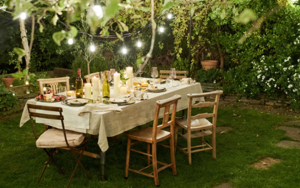 Taman kecil dengan lampion-lampion bercahaya di sekitarnya